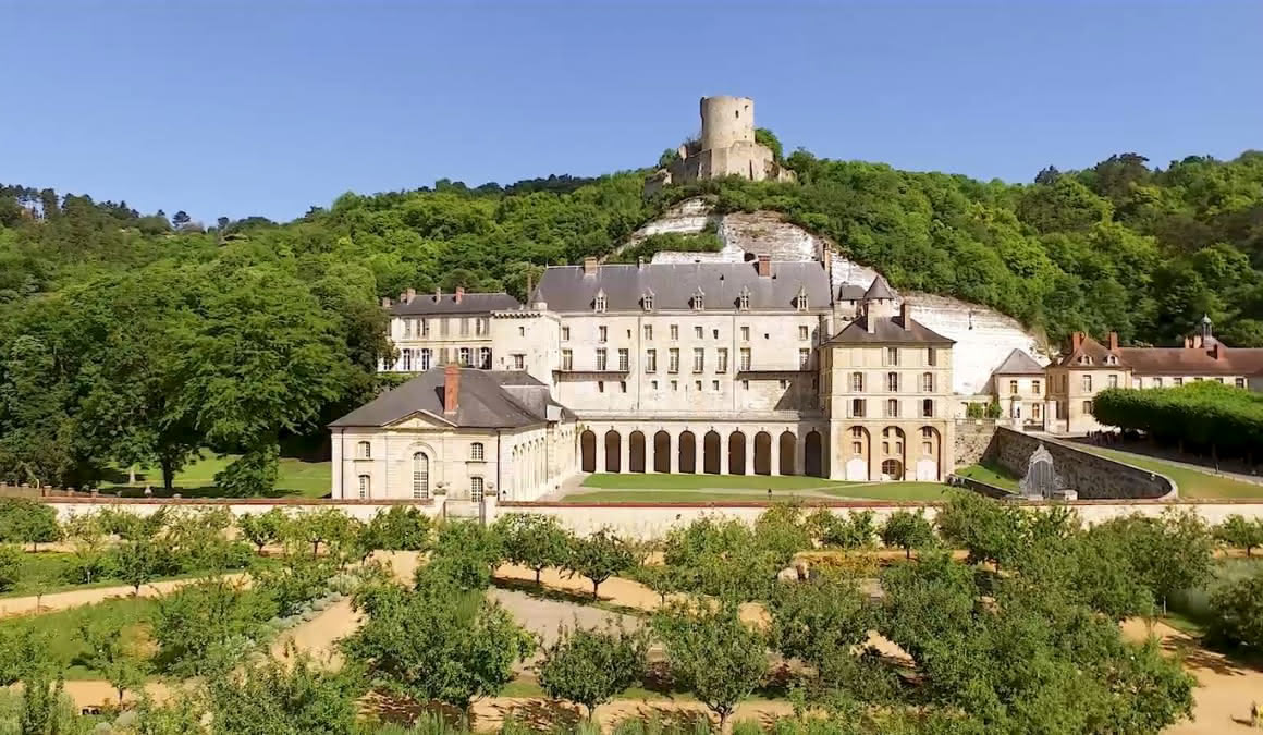 LA ROCHE GUYON FRANCIA CRUCEROS SENA CRUCEROS FLUVIALES FRANCIA SENA CRUCEROS SEINE RIVER CRUISES LA ROCHE GUYON CHATEAU #LaRocheGuyon #Francia #CrucerosFluviales #CrucerosSena #Seine #SeineRiverCruises #RiverCruises